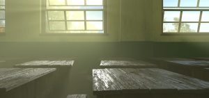 朝日が差し込む静かな教室の風景。整然と並ぶ机と椅子。