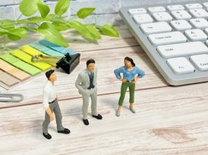 小売店で人手不足に悩む店員のイラスト（retail worker shortage illustration）