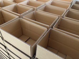 物流倉庫で仕分け作業に使われる空の段ボール箱が並んでいる状態