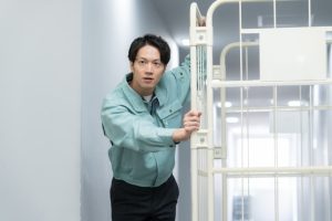 冷蔵倉庫の扉を開けて作業に入るスタッフの様子