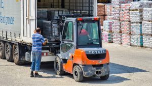 デバンニング作業として行われるトラックの荷下ろし