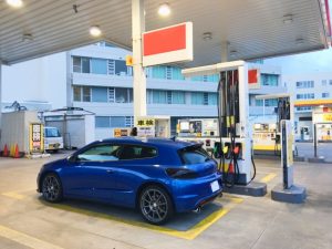セルフ式ガソリンスタンドで給油中の車と設備の様子