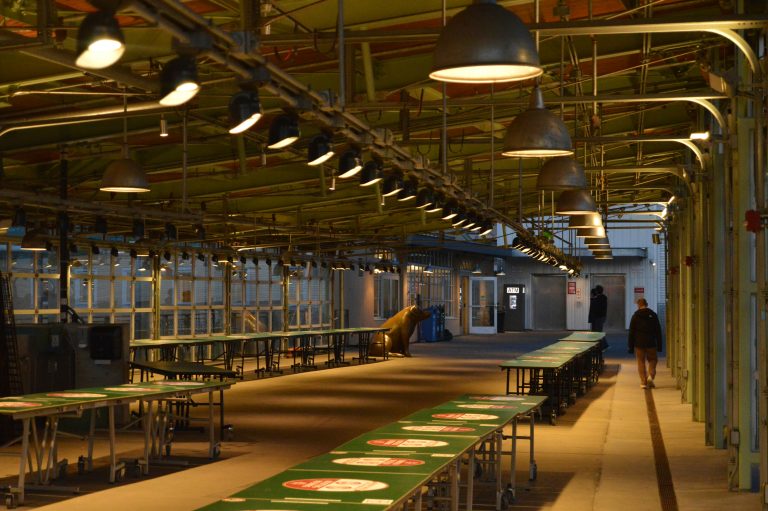 花束を作る工場で深夜に行われるライン作業の様子