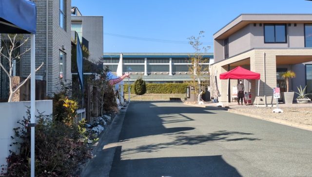 来場者がほとんどいない住宅展示場で、案内スタッフが待機している通路の風景