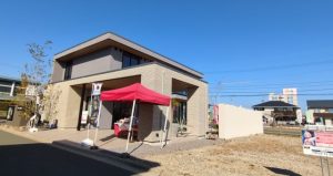 来場者がほとんどいない住宅展示場で、案内スタッフが待機していたモデルハウス前の様子
