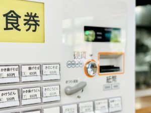 道の駅の食堂にある食券機とメニュー表示
