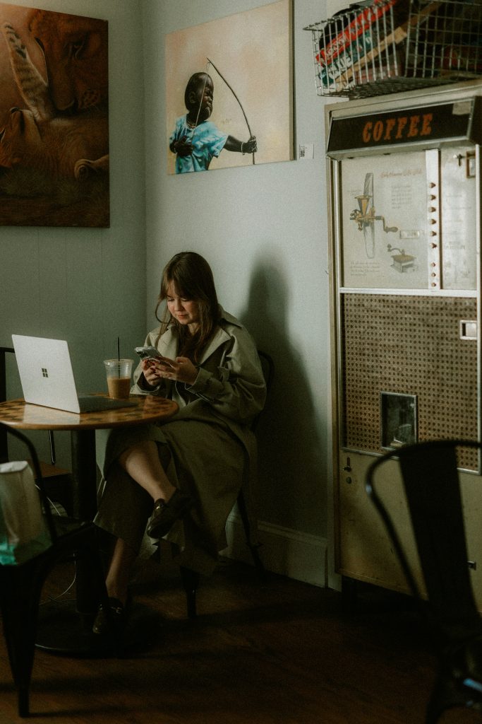 体験談や仕事の記録をまとめるためにカフェで作業している様子