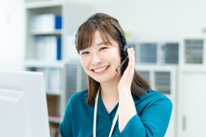 インカムを使う受付スタッフ（auto shop receptionist with headset）