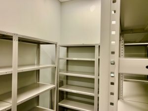 店舗バックヤードに並ぶ商品管理用の棚