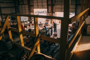 夕方の光が差し込む静かな倉庫作業場