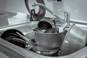 洗い物が溜まる厨房シンク｜拭き掃除と洗い場作業に追われた体験談