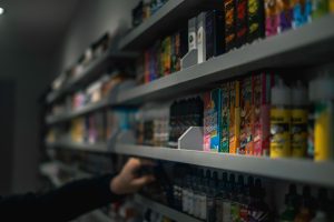 商品を棚に補充する作業｜カー用品店の品出し