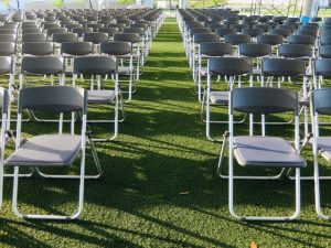 イベント会場に整然と並ぶパイプ椅子の風景