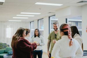 職場で複数の人が笑顔で交流している様子