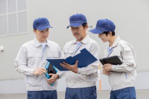 現場で作業内容を確認するスタッフたち