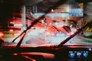夜間の道路を走る車内から見た運転代行の仕事イメージ