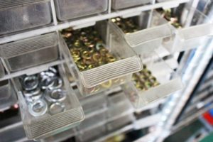 引き出しに入った座金と金属部品のイメージ