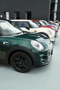 車屋さんの店舗前に展示された車両のイメージ