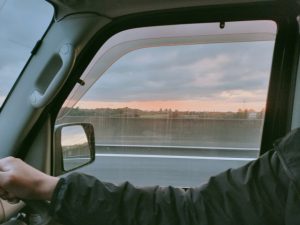 車で配達する仕事と安全運転のイメージ delivery driving safely