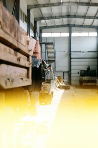 大型物流拠点の倉庫内で荷物が並ぶ作業現場のイメージ