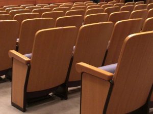 民音公演でお客様を席へ案内する仕事をイメージしたホールの客席