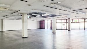 移転先の施設内をイメージした広い室内空間