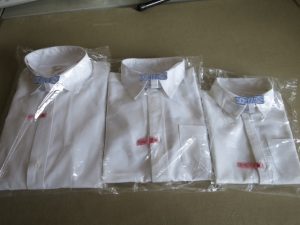 ビニル袋に入ったYシャツが並ぶ商品イメージ