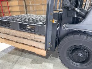 フォークリフトとパレットを使った倉庫内作業のイメージ