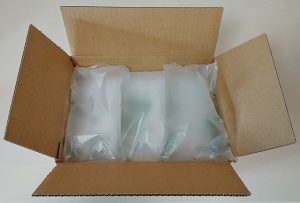 緩衝材を入れて商品を箱詰めする梱包作業の様子 protective packaging in cardboard box
