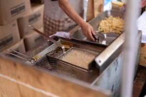 コンビニで揚げ物を調理しているホットスナック業務のイメージ
