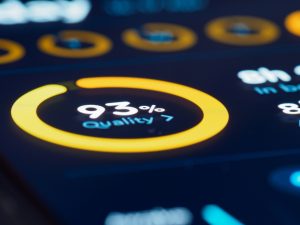 93％と表示された評価画面を見ながら、Good率の低下について考えるイメージ
