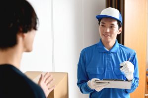 引越しスタッフがお客様に作業内容を説明している様子